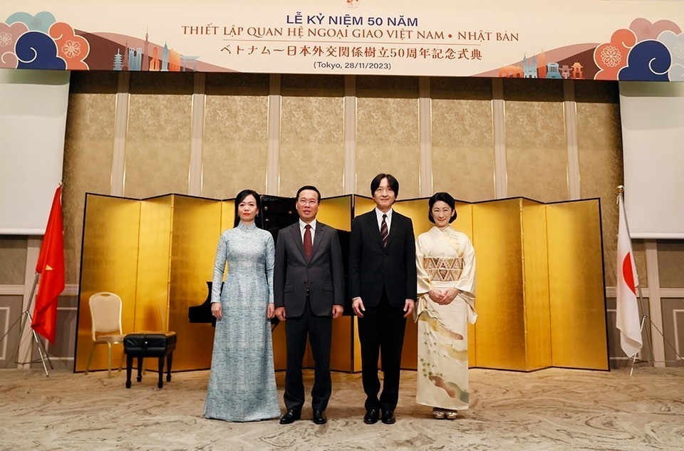 Chủ tịch nước Võ Văn Thưởng và Phu nhân cùng Hoàng Thái tử Akishino và Công nương tại Lễ kỷ niệm 50 năm thiết lập quan hệ ngoại giao Việt Nam-Nhật Bản. (Ảnh: Thống Nhất/TTXVN)