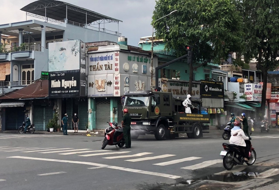 Phun khử khuẩn trên đường Quang Trung quận Gò Vấp. (Ảnh: Anh Tuấn/TTXVN)