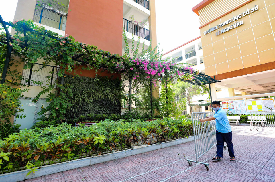 Phương án phân luồng, đảm bảo giãn cách trong an toàn phòng dịch đã được Điểm thi trường THCS Lê Ngọc Hân, quận Hai Bà Trưng lên kế hoạch tỷ mỉ. (Ảnh: Thanh Tùng/TTXVN)