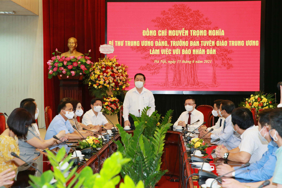 Trưởng Ban Tuyên giáo Trung ương Nguyễn Trọng Nghĩa thăm, chúc mừng Báo Nhân Dân. (Ảnh: Phương Hoa/TTXVN)