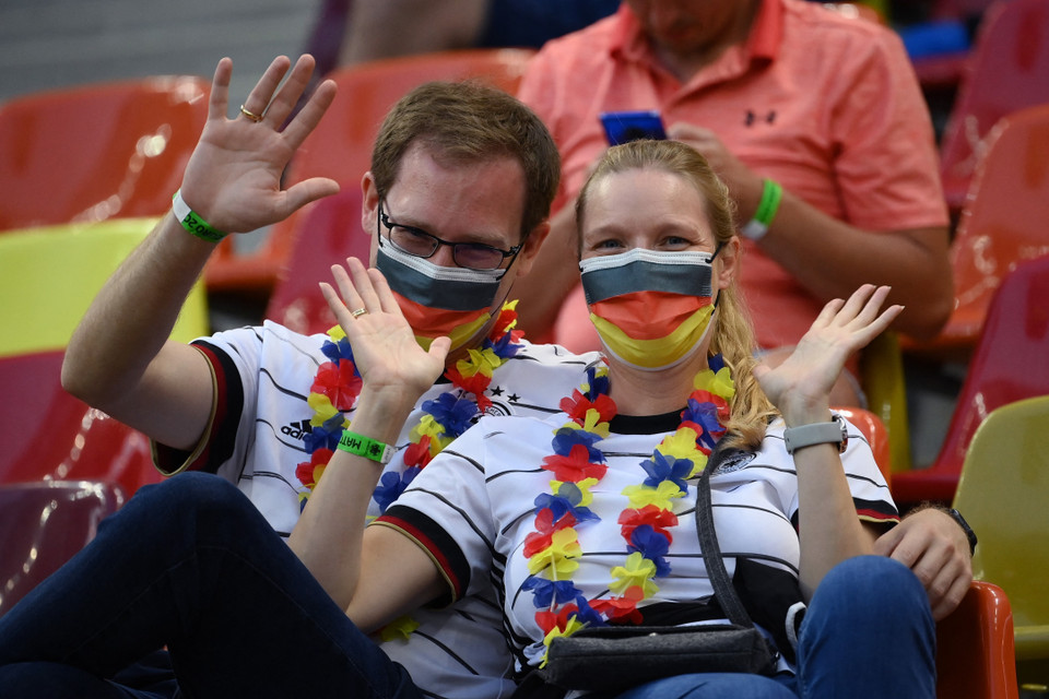 Cổ động viên Đức cổ vũ các đội trong trận đấu Pháp - Thụy Sĩ ở vòng 16 đội. (Ảnh: AFP/TTXVN)