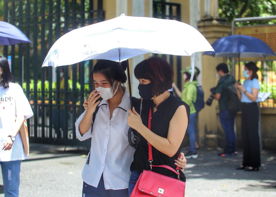 Phụ huynh đón thí sinh tại điểm thi trường THPT chuyên Chu Văn An. (Ảnh: Tuấn Đức/TTXVN)