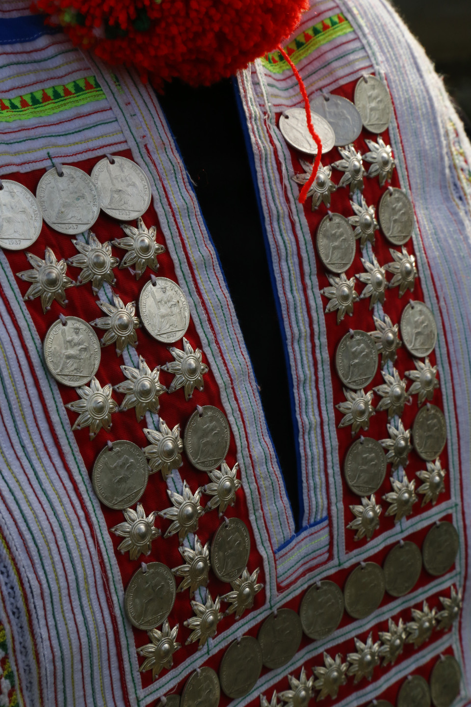 Nét họa tiết trang trí và trang sức độc đáo trên trang phục của phụ nữ Dao đỏ. (Ảnh: Nam Sương/TTXVN)