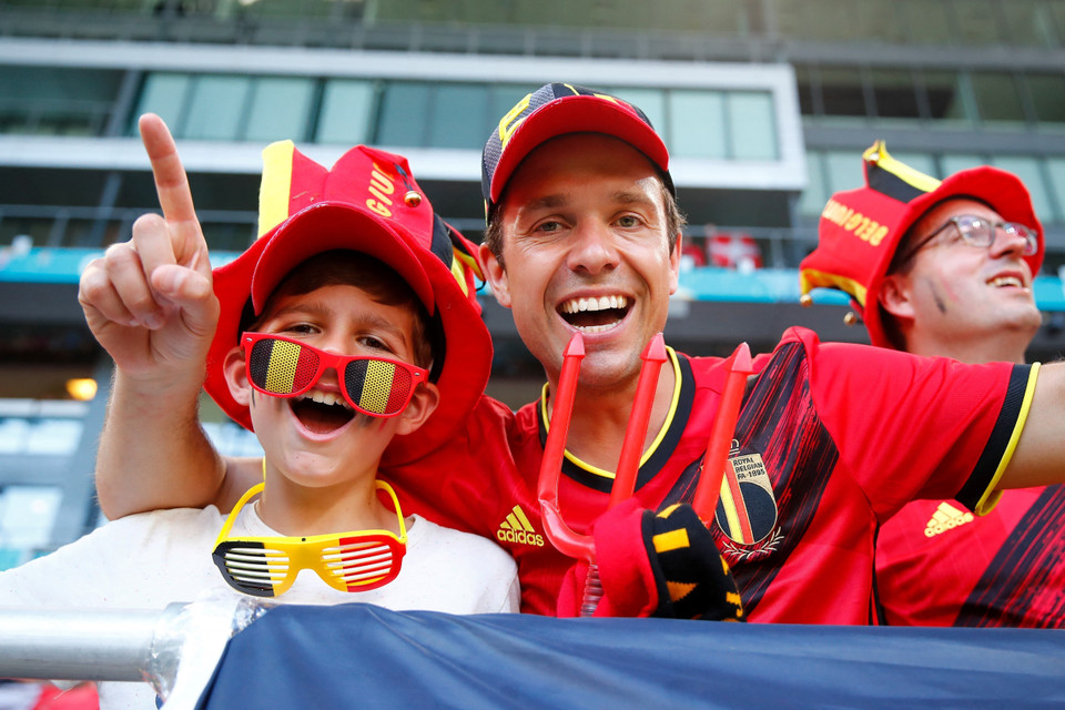 Cổ động viên tuyển Bỉ trước giờ khai cuộc trận đấu của đội nhà gặp tuyển Đan Mạch. (Ảnh: AFP/TTXVN)