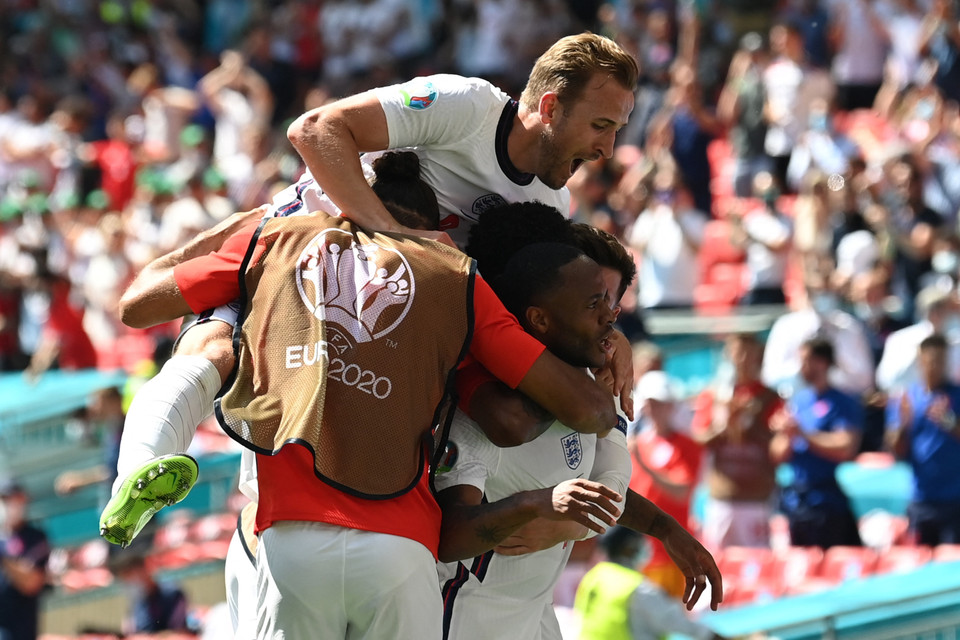  Raheem Sterling (phải) cùng đồng đội mừng chiến thắng của tuyển Anh trong trận gặp Croatia, Bảng D. (Ảnh: AFP/TTXVN)