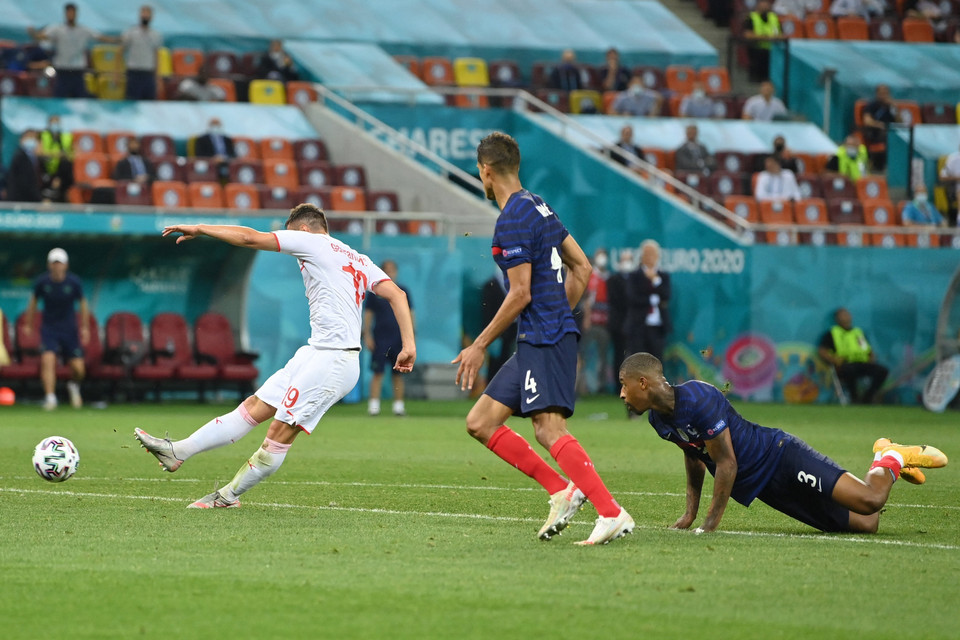 Tiền đạo Thụy Sĩ Mario Gavranovic (trái) ghi bàn thắng cân bằng tỷ số 3-3 vào lưới tuyển Pháp trong trận đấu giữa Pháp và Thụy Sĩ ở vòng 16 đội. (Ảnh: AFP/TTXVN)