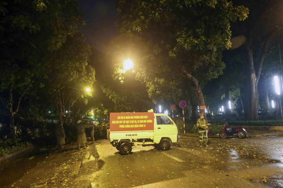 Lực lượng chức năng có mặt kịp thời hướng dẫn các phương tiện di chuyển đi hướng khác do có cây đổ. (Ảnh: Tuấn Đức/TTXVN)