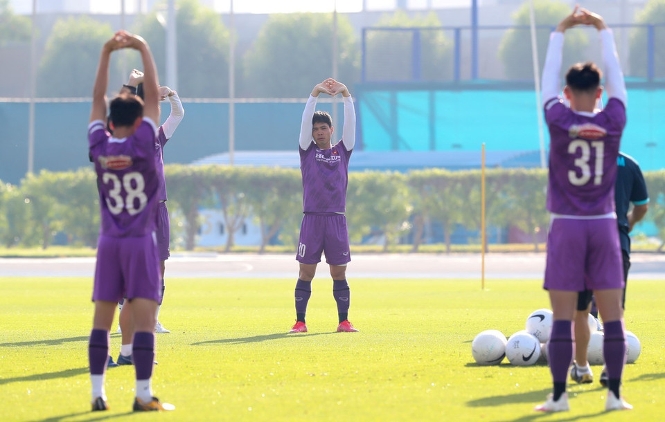 Vào 7h ngày 3/6, lần đầu tiên kể từ khi đến Dubai (UAE), đội tuyển Việt Nam có buổi tập vào sáng sớm khác với những buổi tập trước đó vào chiều tối. (Ảnh: Hoàng Linh/TTXVN)