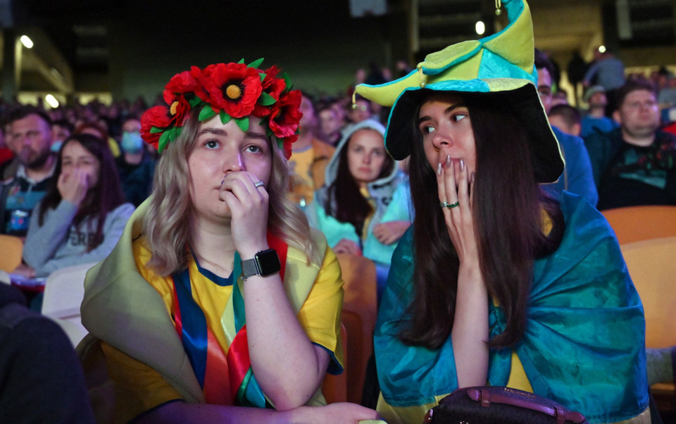 Nỗi buồn của cổ động viên Ukraine khi đội nhà thất bại đầy tiếc nuối trong trận đấu gặp Hà Lan. (Ảnh: AFP/TTXVN)