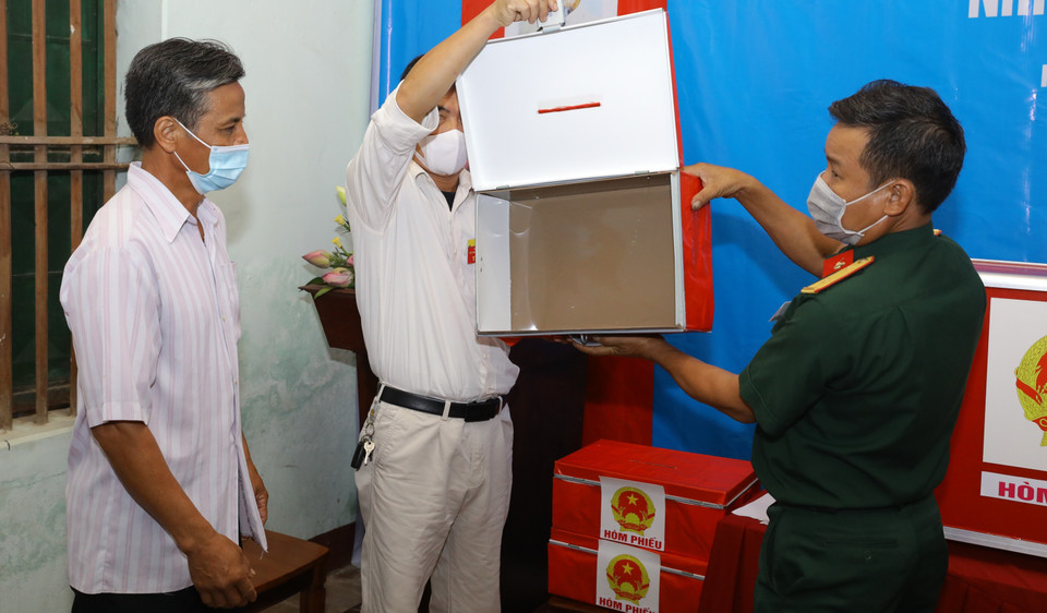 Công tác kiểm tra, niêm phong hòm phiếu tại Khu vực bỏ phiếu số 04, xã Tráng Việt, huyện Mê Linh, Thành phố Hà Nội. (Ảnh: Nguyễn Điệp/TTXVN)