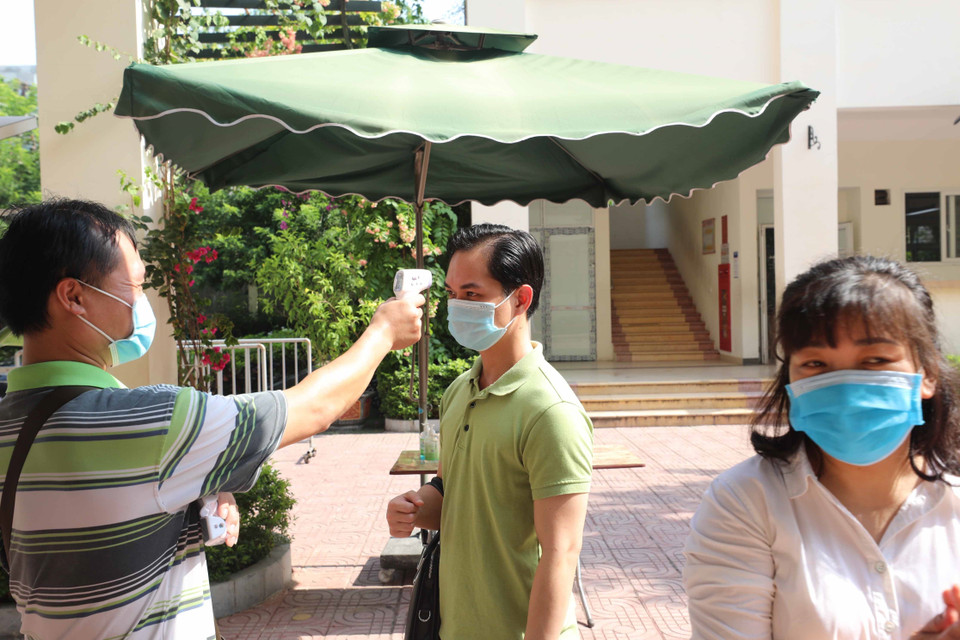 Đo thân nhiệt, sát khuẩn tay được các điểm thi đặc biệt chú trọng trong an toàn phòng dịch. (Ảnh: Thanh Tùng/TTXVN)