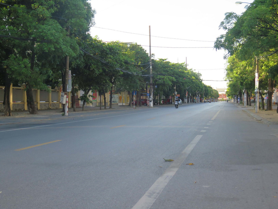 Sáng 19/6/2021, hầu hết các tuyến đường trên địa bàn thành phố Vinh đều vắng nguwofi qua lại. (Ảnh: Nguyễn Văn Nhật/TTXVN)