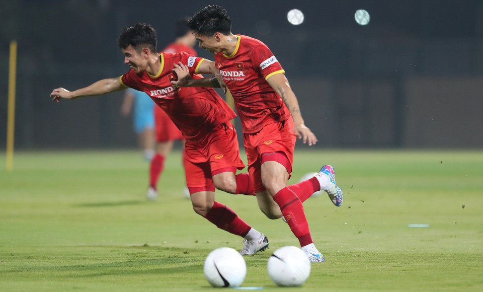 Hậu vệ Hồng Duy (trái) và hậu vệ Văn Hậu (phải) trong bài tập đối kháng 1-1. (Ảnh: Hoàng Linh/TTXVN)