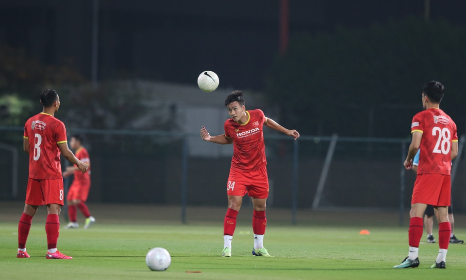 Các cầu thủ đội tuyển Việt Nam tại buổi tập tối 5/6. (Ảnh: Hoàng Linh/TTXVN)