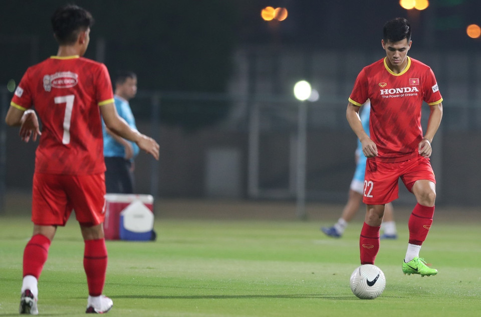 Tiền đạo Tiến Linh (phải) tại buổi tập. (Ảnh: Hoàng Linh/TTXVN)
