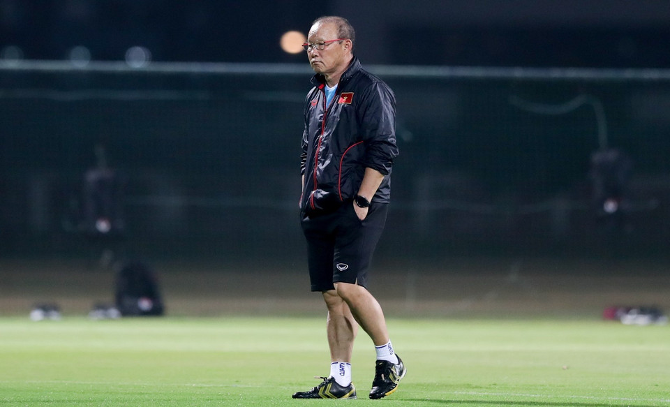 HLV Park Hang-seo giám sát trên sân tập. (Ảnh: Hoàng Linh/TTXVN)