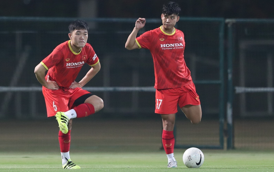 Tiền vệ Xuân Trường (trái) và hậu vệ Văn Thanh (phải) tại buổi tập. (Ảnh: Hoàng Linh/TTXVN)