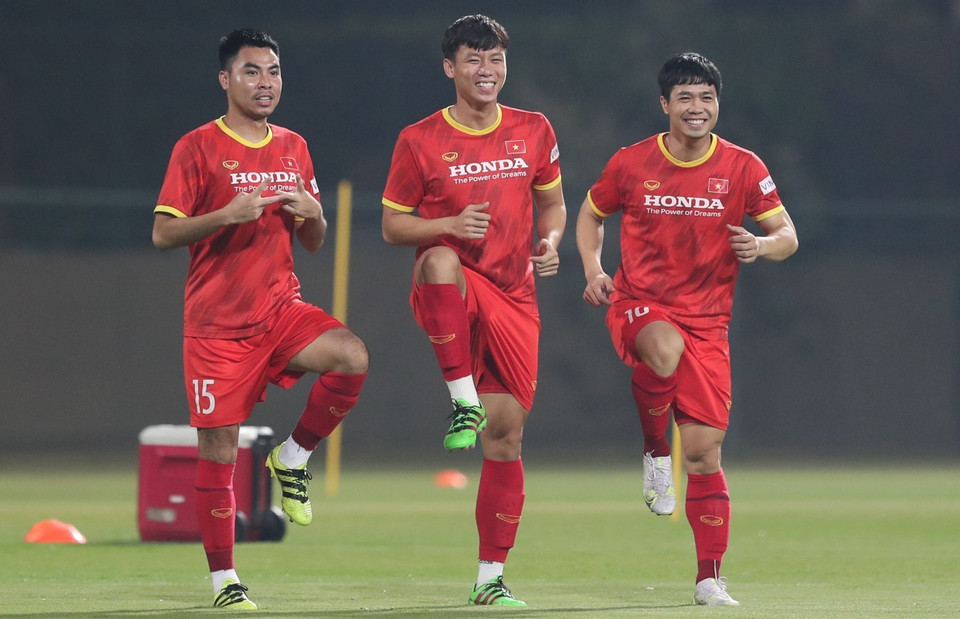 Tiền vệ Đức Huy, trung vệ Ngọc Hải, tiền đạo Công Phượng (từ trái qua) tại buổi tập. (Ảnh: Hoàng Linh/TTXVN)