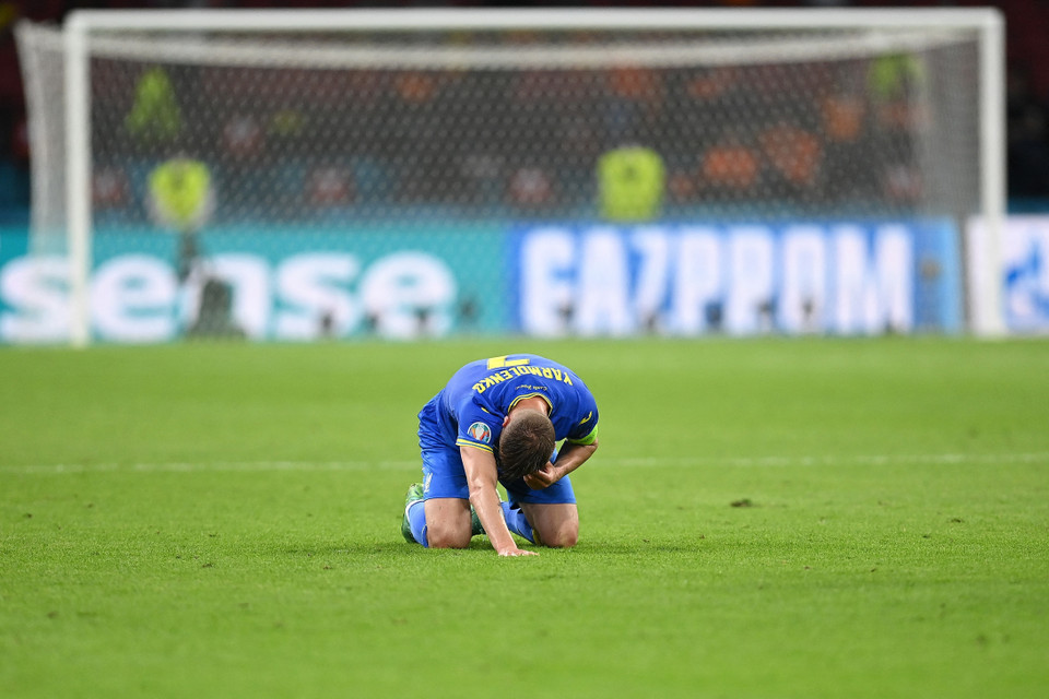 Tiền đạo Ukraine Andriy Yarmolenko không giấu được nỗi buồn và thất vọng khi để tuột điểm cân bằng quý giá trước đội Hà Lan. Ảnh: AFP/TTXVN