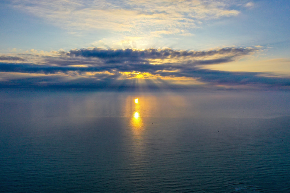 Những buổi bình minh trên biển Mỹ Khê đẹp lạ với những tia nắng xuyên qua từng tầng mây. (Ảnh: Trần Lê Lâm/TTXVN)