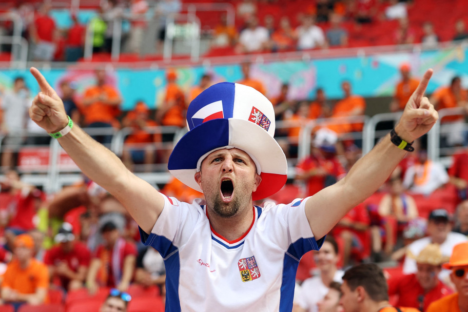 Cổ động viên CH Séc cổ vũ cho đội nhà trước tuyển Hà Lan trong trận đấu vòng 16 đội. (Ảnh: AFP/TTXVN)