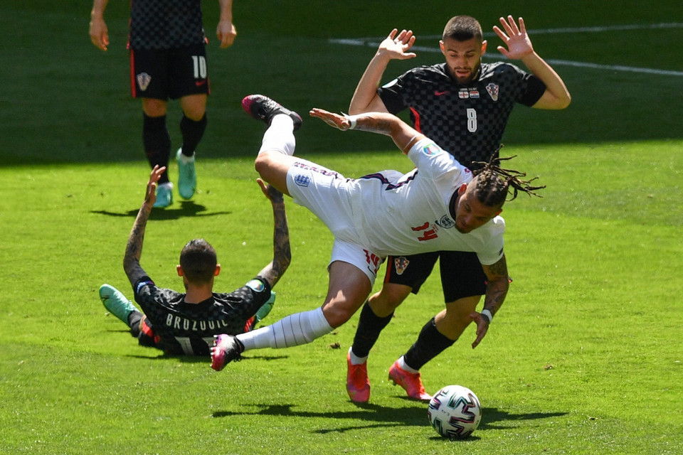 Trung vệ Mateo Kovacic, đội Croatia tranh bóng với trung vệ Kalvin Phillips, tuyển Anh, trong trận đấu Bảng D. (Ảnh: AFP/TTXVN)