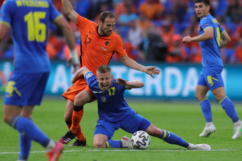 Hậu vệ Hà Lan Daley Blind (thứ 2, trái) cản phá đường đi bóng của tiền vệ Ukraine Oleksandr Zinchenko. (Ảnh: THX/TTXVN)
