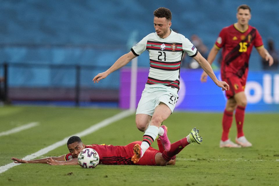 Tiền đạo Bồ Đào Nha Diogo Jota (giữa) đi bóng qua cầu thủ Youri Tielemans của Bỉ trong trận đấu vòng 16. (Ảnh: AFP/TTXVN)