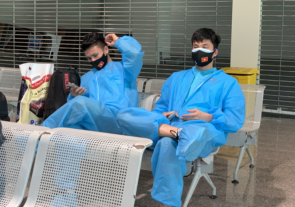 Tiền vệ Quang Hải (trái) và thủ môn Văn Hoàng (phải) tại sân bay Tân Sơn Nhất. (Ảnh: Hoàng Linh/TTXVN)