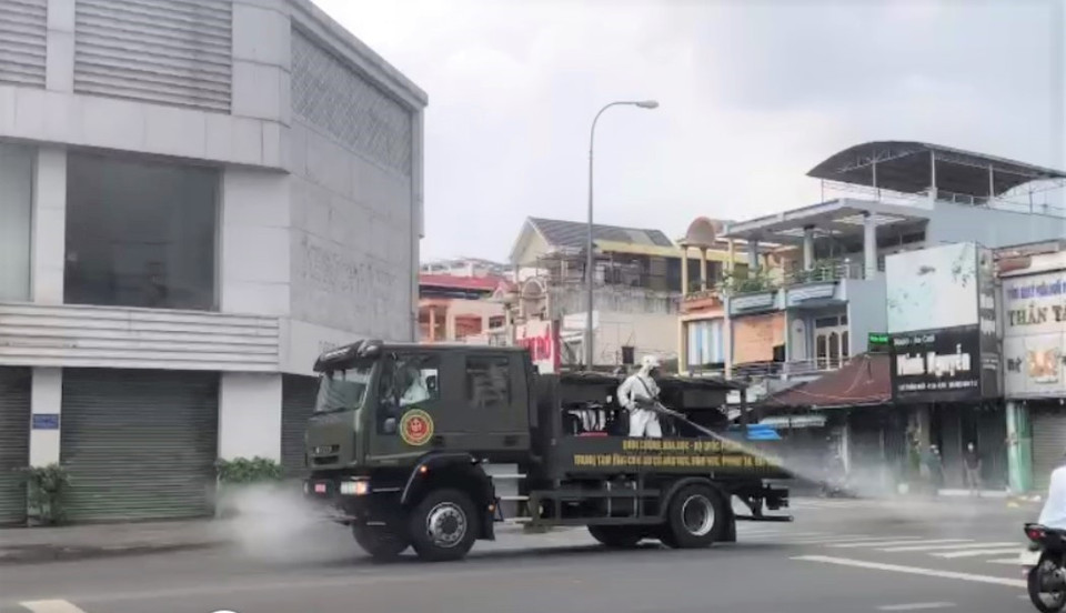 Phun khử khuẩn trên các tuyến đường tại quận Gò Vấp. (Ảnh: Anh Tuấn/TTXVN)