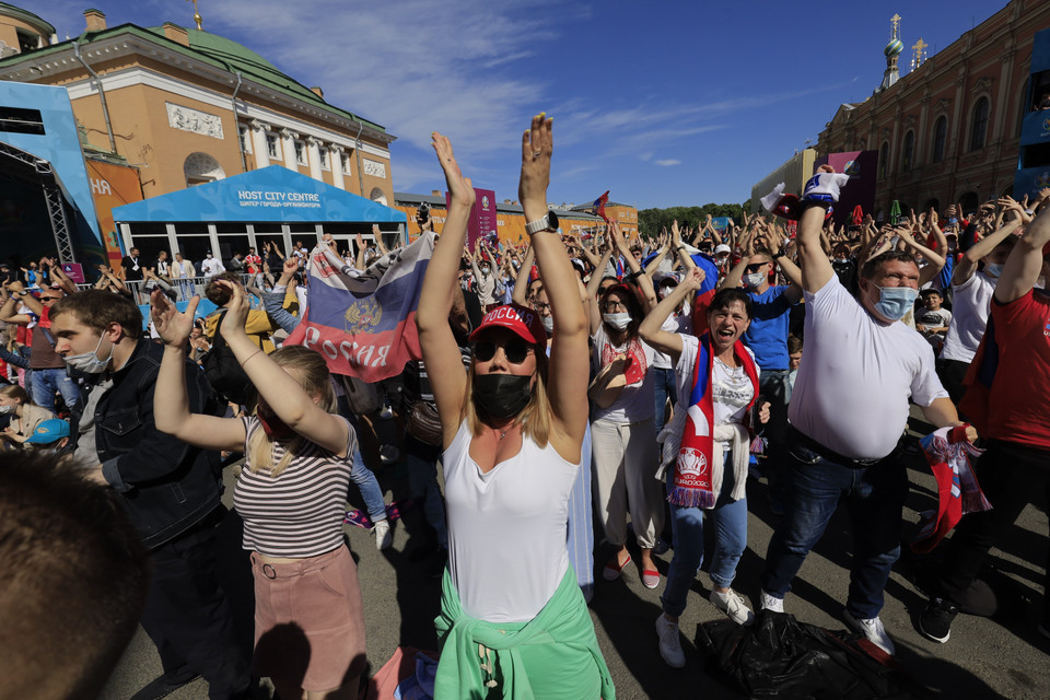 Bầu không khí sôi nổi do các cổ động viên tạo nên tại Fanzon cổ vũ cho đội tuyển Nga. (Ảnh: TTXVN)