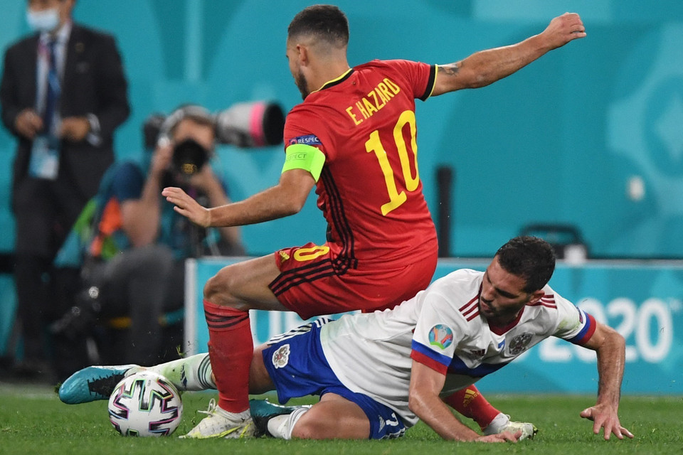 Pha tranh bóng quyết liệt của cầu thủ hai đội trong trận đấu tuyển Bỉ thắng tuyển Nga 3-0. (Ảnh: AFP/TTXVN)