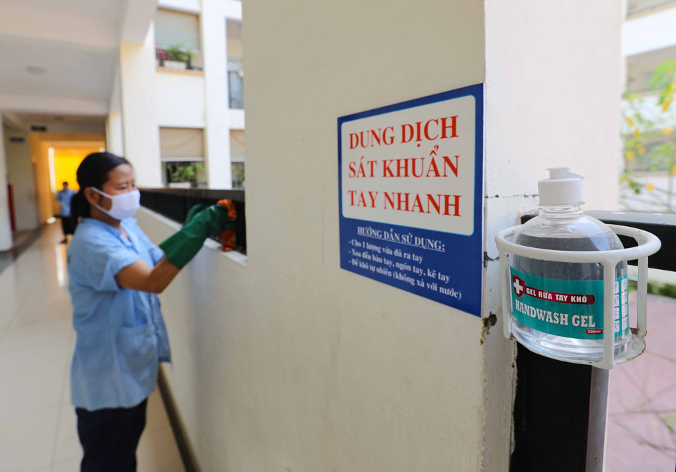 Đo thân nhiệt, sát khuẩn tay được các điểm thi đặc biệt chú trọng trong an toàn phòng dịch. (Ảnh: Thanh Tùng/TTXVN)