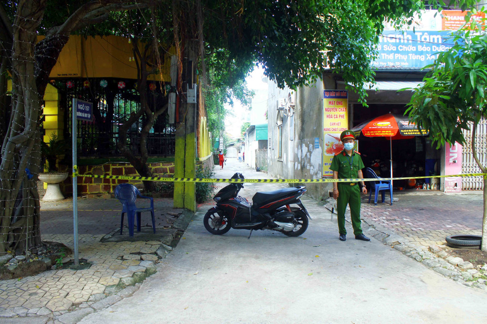 Lực lượng chức năng phong tỏa tại 1 ngõ thuộc phường Hà Huy Tập, nơi phát hiện 1 trường hợp mắc COVID - 19. (Ảnh: Tá Chuyên/TTXVN)