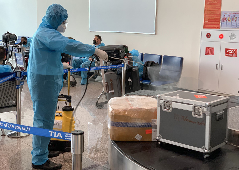 Trưa 17/6, đội tuyển Việt Nam đã về tới sân bay Tân Sơn Nhất (Thành phố Hồ Chí Minh), bắt đầu quá trình cách ly y tế tập trung 7 ngày theo quy định phòng dịch. (Ảnh: Hoàng Linh/TTXVN)