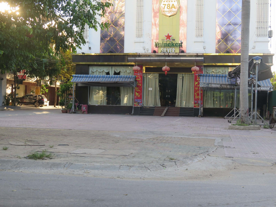 Nhiều cửa hàng dịch vụ, kinh doanh không thiết yếu đã nghiêm chỉnh chấp hành việc tạm thời đóng cửa sau khi có Chỉ thị 16 của Thủ tướng Chính phủ về cách ly xã hội địa bàn thành phố Vinh. (Ảnh: Nguyễn Văn Nhật/TTXVN)