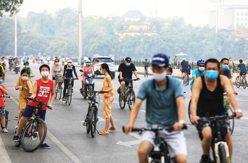 Người dân tập trung khá đông tập thể dục và đạp xe tại khu vực Quảng trường Ba Đình (Ảnh chụp 6 giờ sáng 6/6/2021). (Ảnh: Thành Đạt/TTXVN)