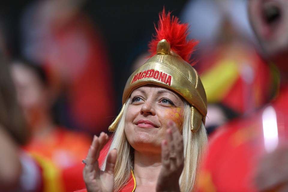 Cổ động viên Bắc Macedonia mong đợi các cầu thủ đội nhà lập thành tích trong trận ra quân gặp tuyển Áo. (Ảnh: AFP/TTXVN)