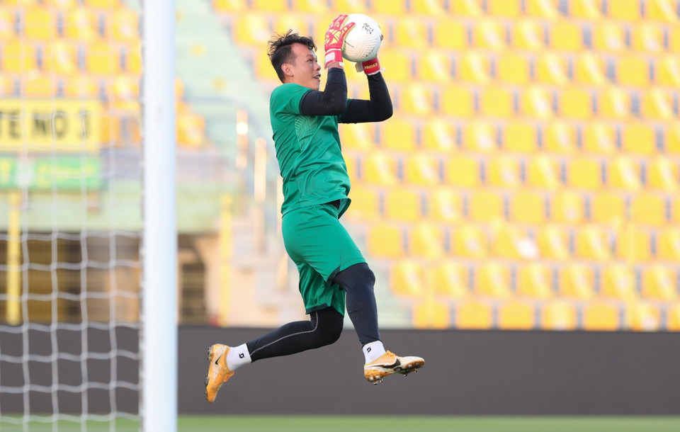 Tối 14/6, đội tuyển Việt Nam đã có buổi tập làm quen sân Zabeel để chuẩn bị cho trận đấu với đội tuyển UAE vào tối ngày 15/6/2021. Trong ảnh: Thủ môn Tấn Trường luyện tập. (Ảnh: Hoàng Linh/TTXVN)