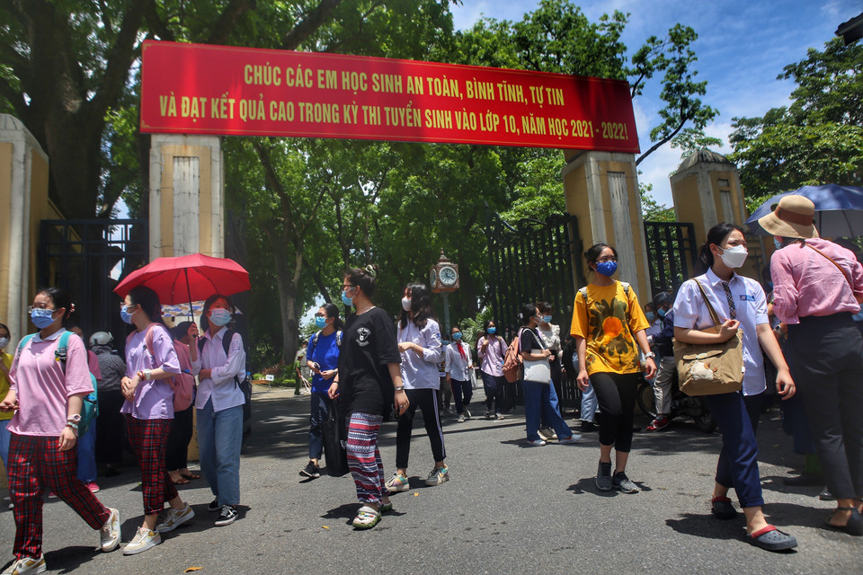 Các thí sinh tại điểm thi trường THPT chuyên Chu Văn An sau khi kết thúc buổi thi đầu tiên. (Ảnh: Tuấn Đức/TTXVN)