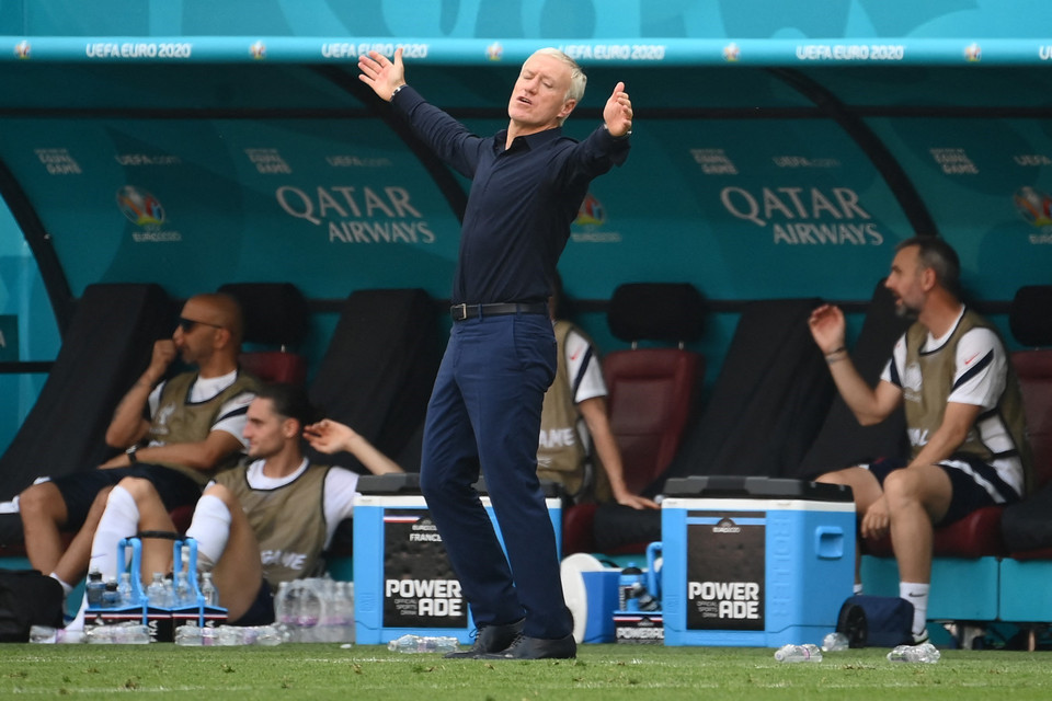 Huấn luyện viên đội tuyển Pháp Didier Deschamps ra sát đường biên chỉ đạo các cầu thủ trong trận Pháp gặp Hungary ở lượt đấu thứ hai bảng F. (Ảnh: AFP/TTXVN)