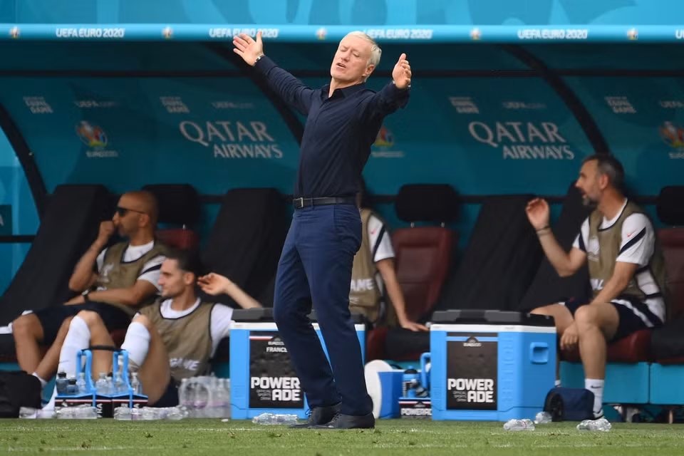 Huấn luyện viên đội tuyển Pháp Didier Deschamps ra sát đường biên chỉ đạo các cầu thủ trong trận Pháp gặp Hungary ở lượt đấu thứ hai bảng F. (Ảnh: AFP/TTXVN)