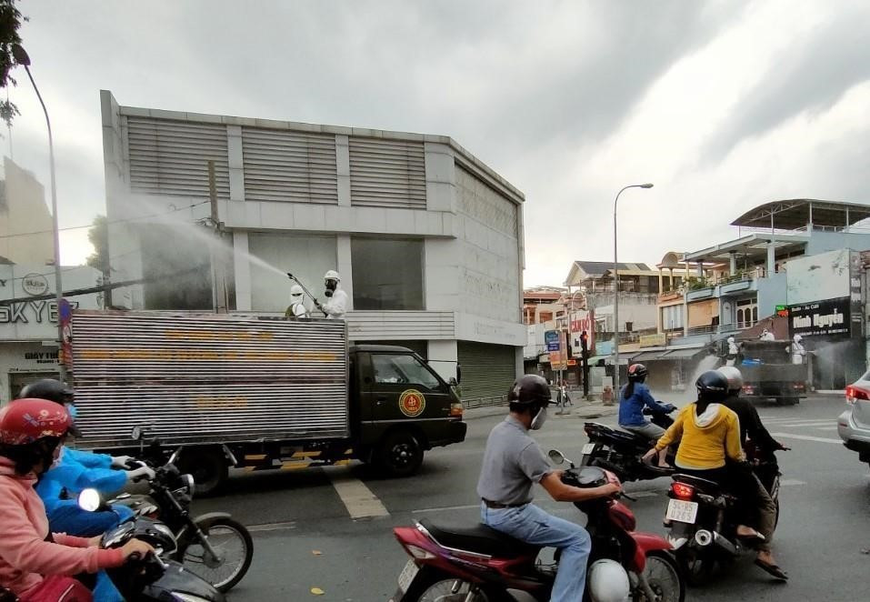 Phun khử khuẩn trên đường Quang Trung, quận Gò Vấp. (Ảnh: Anh Tuấn/TTXVN)