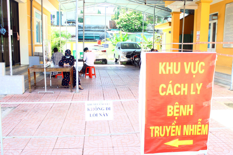 Các trường hợp liên quan đến ca mắc COVID - 19 khai báo thông tin y tế khu vực cách ly tại Trạm Y tế Hà Huy Tập. (Ảnh: Tá Chuyên/TTXVN)
