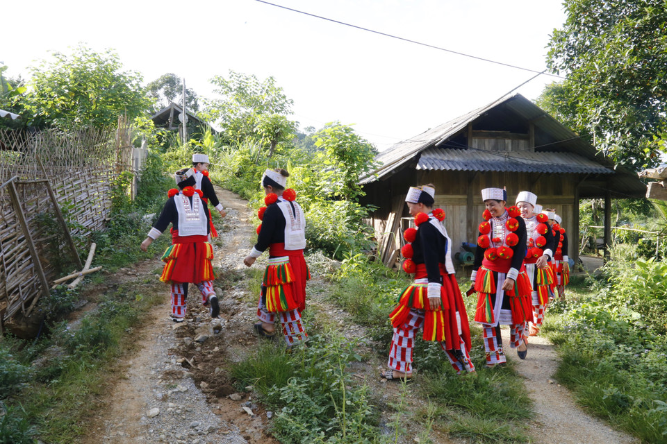 Với sự tinh tế trong cách ăn mặc, phụ nữ người Dao đỏ tạo ra những nét riêng trong cách bài trí trang phục, không thể lẫn với bất cứ dân tộc nào. (Ảnh: Nam Sương/TTXVN)