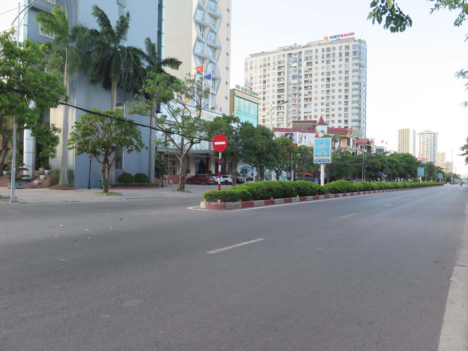 Trước diễn biến phức tạp của dịch COVID-19, để khống chế, kiểm soát dịch, Ủy ban Nhân dân tỉnh Nghệ An đã quyết định thực hiện cách ly xã hội theo Chỉ thị 16 của Thủ tướng Chính phủ đối với thành phố Vinh từ 0 giờ, ngày 19/6/2021. (Ảnh: Nguyễn Văn Nhật/TTXVN)