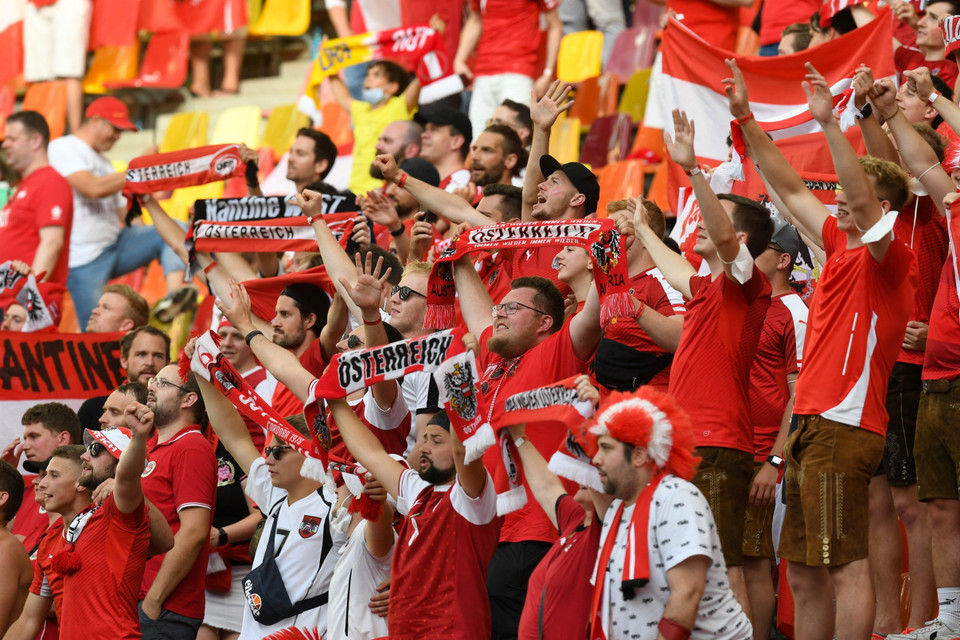 Cổ động viên Áo cổ vũ cho đội nhà trong trận đấu gặp Ukraine tại Bảng C. (Ảnh: AFP/TTXVN)
