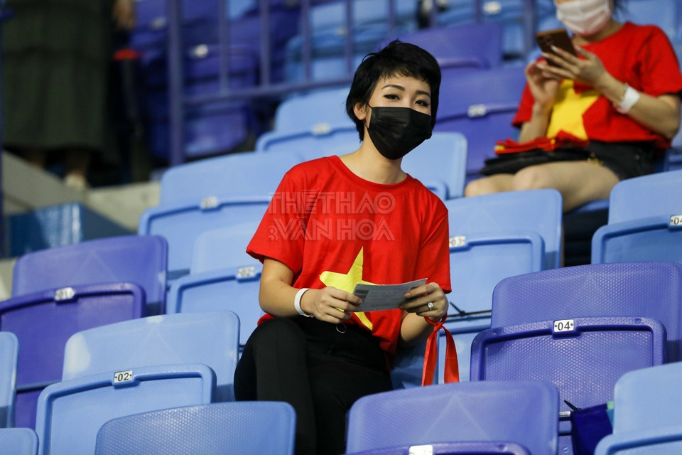 Cổ động viên Việt Nam trên sân Al Maktoum. (Ảnh: Hoàng Linh/TTXVN)