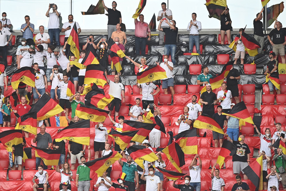 Cổ động viên Đức trong trận Xe tăng Đức đè bẹp Bồ Đào Nha với tỷ số 4-2 ở lượt trận thứ hai bảng F. (Ảnh: AFP/TTXVN)