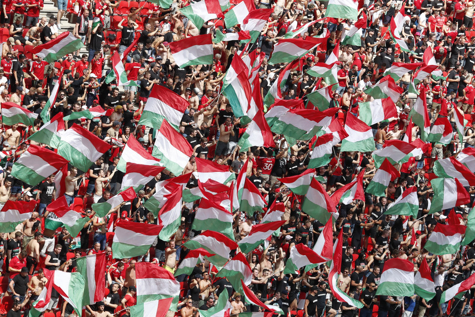 Cổ động viên Hungary cổ vũ cho đội nhà trong trận đấu với đội tuyển Pháp tại Bảng F. (Ảnh: AFP/TTXVN)